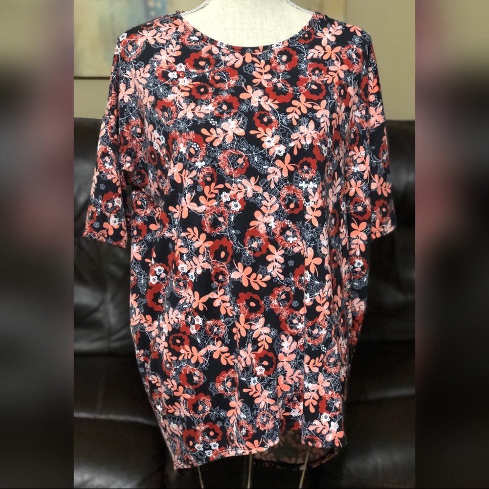 ❤️SOLD❤️EUC Lularoe Floral High-Low Shirt sz Small
